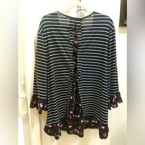 Flutter Sleeves Black/White with Pink/Burgundy Flowers Decorative Back